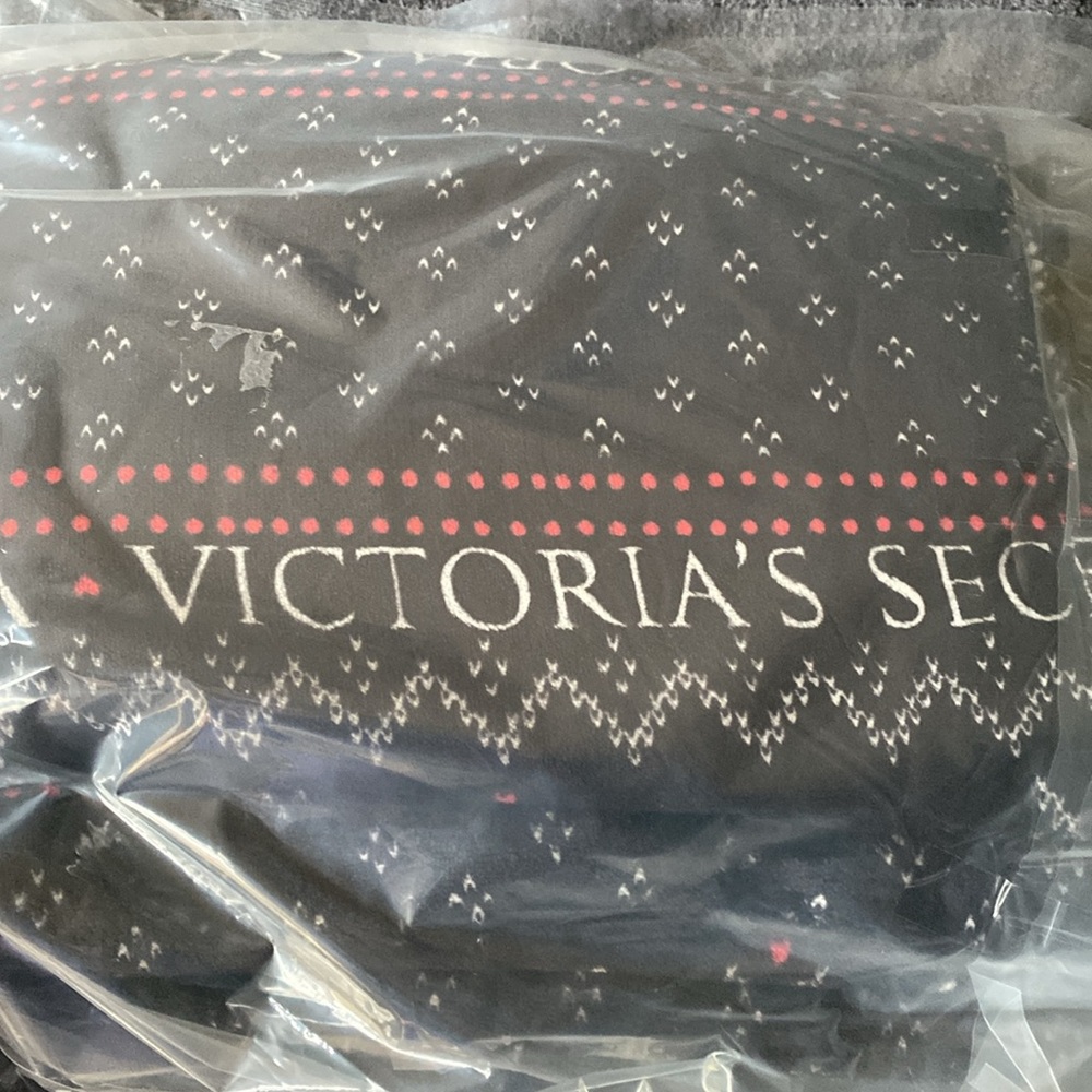New In Package Victoria Secret Signature Throw Blanket - Picture 3 of 5